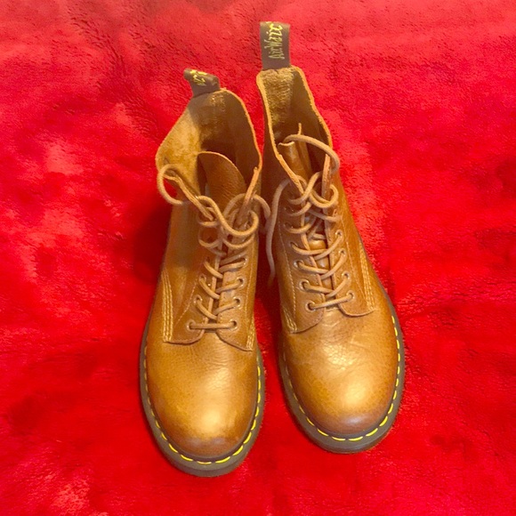 dr martens air cushioned sole shoes